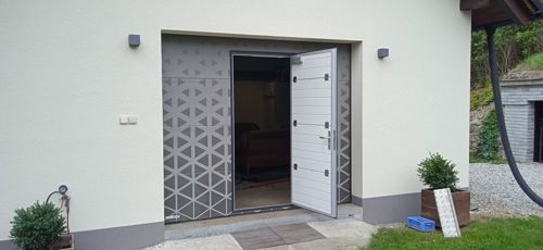Vstup do sekčních garážových vrat