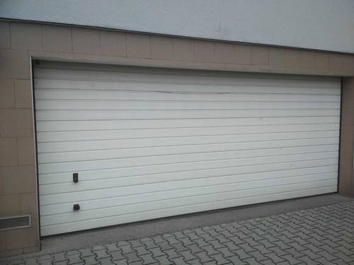 Sekční garážová vrata se vstupem - před vyřezáním vstupu